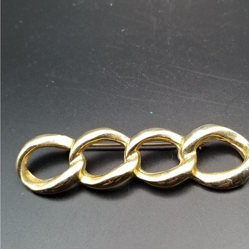 Twisted knot gold tone estate brooch. BR110